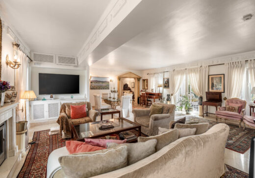 Położona bezpośrednio przy 18. dołku pola golfowego Guadalmina Sur, ta frontowa willa oferuje wyjątkowe otoczenie z otwartymi widokami na tory wodne i wysokim poziomem prywatności.