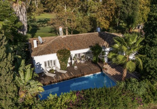 Położona bezpośrednio przy 18. dołku pola golfowego Guadalmina Sur, ta frontowa willa oferuje wyjątkowe otoczenie z otwartymi widokami na tory wodne i wysokim poziomem prywatności.