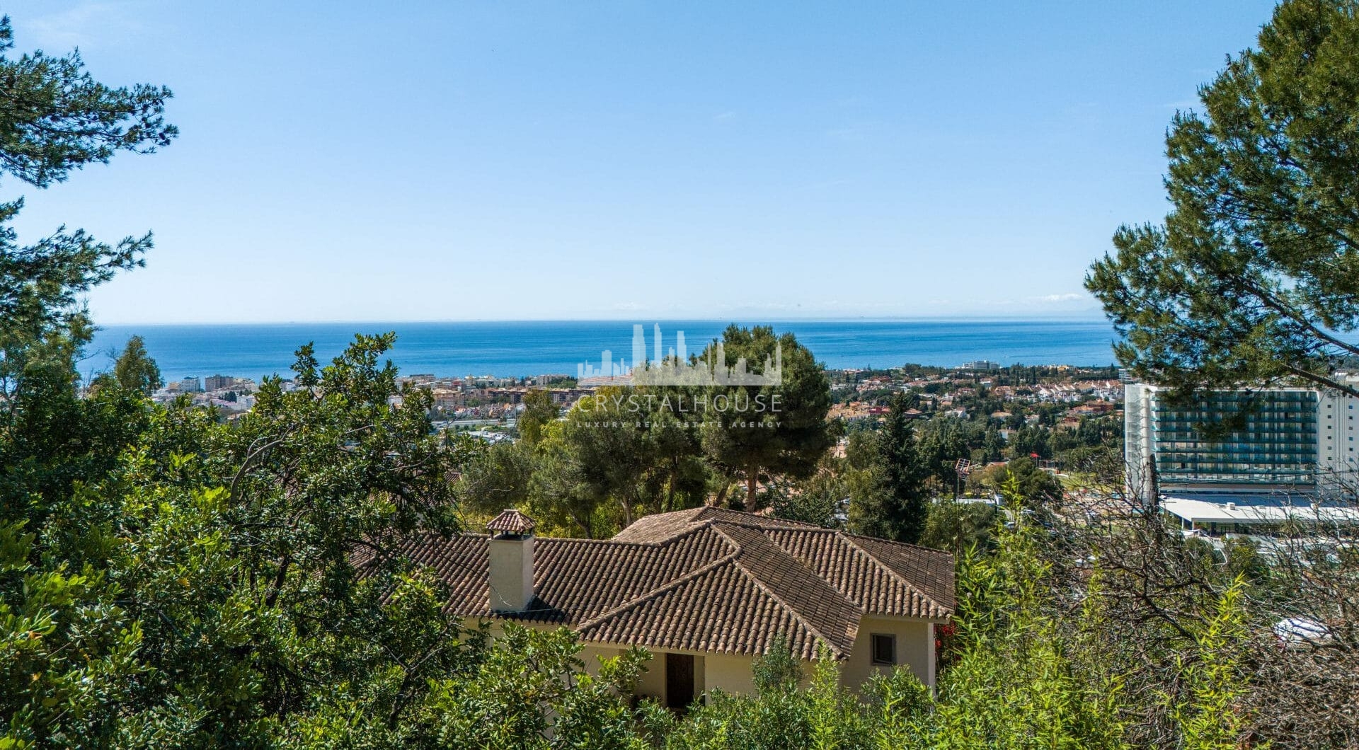 Najważniejsze cechy nieruchomości - Casa Stuart - Renowacja zakończona w 3 kwartale 2025 r. - Dwupoziomowy penthouse z 3 sypialniami i 2,5 łazienkami - Główny poziom na otwartym planie z dostępem do tarasu - Prywatne solarium dostępne z głównego apartamen