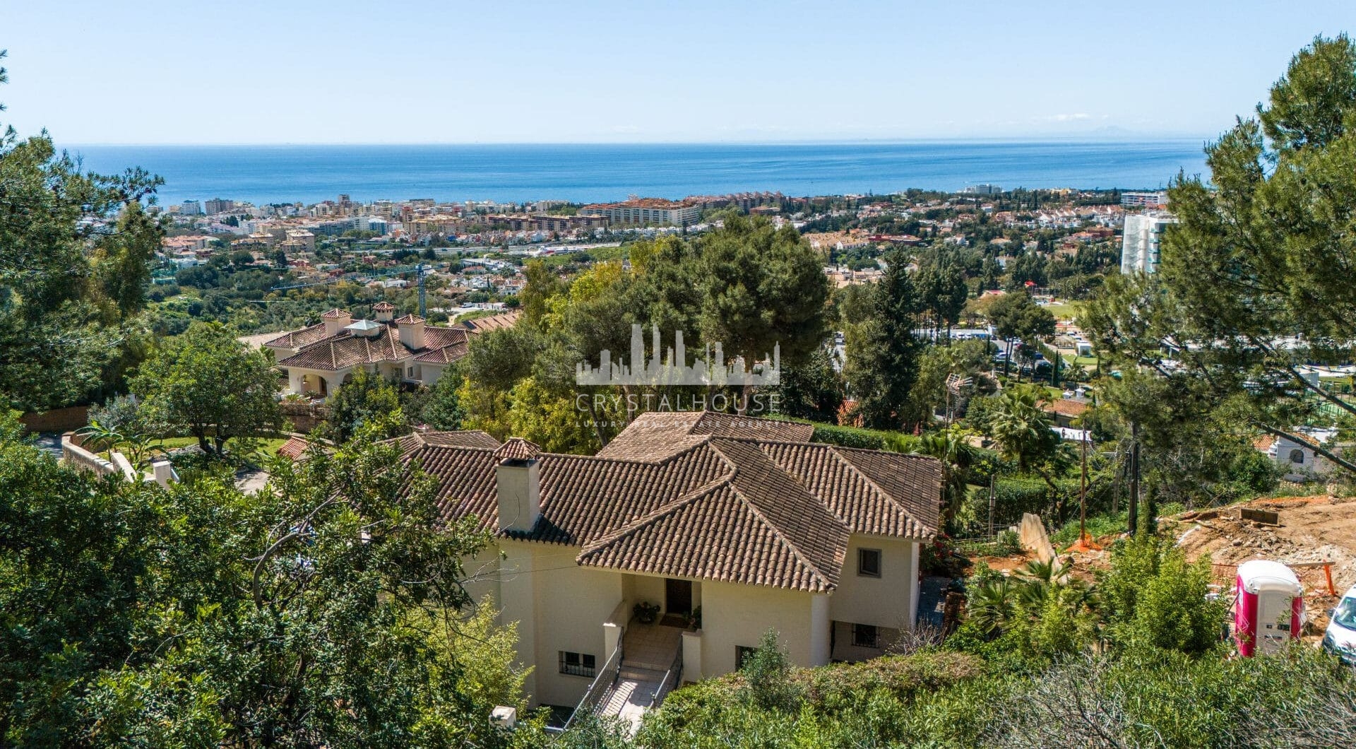 Najważniejsze cechy nieruchomości - Casa Stuart - Renowacja zakończona w 3 kwartale 2025 r. - Dwupoziomowy penthouse z 3 sypialniami i 2,5 łazienkami - Główny poziom na otwartym planie z dostępem do tarasu - Prywatne solarium dostępne z głównego apartamen