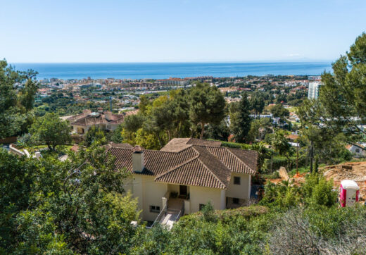 Najważniejsze cechy nieruchomości - Casa Stuart - Renowacja zakończona w 3 kwartale 2025 r. - Dwupoziomowy penthouse z 3 sypialniami i 2,5 łazienkami - Główny poziom na otwartym planie z dostępem do tarasu - Prywatne solarium dostępne z głównego apartamen