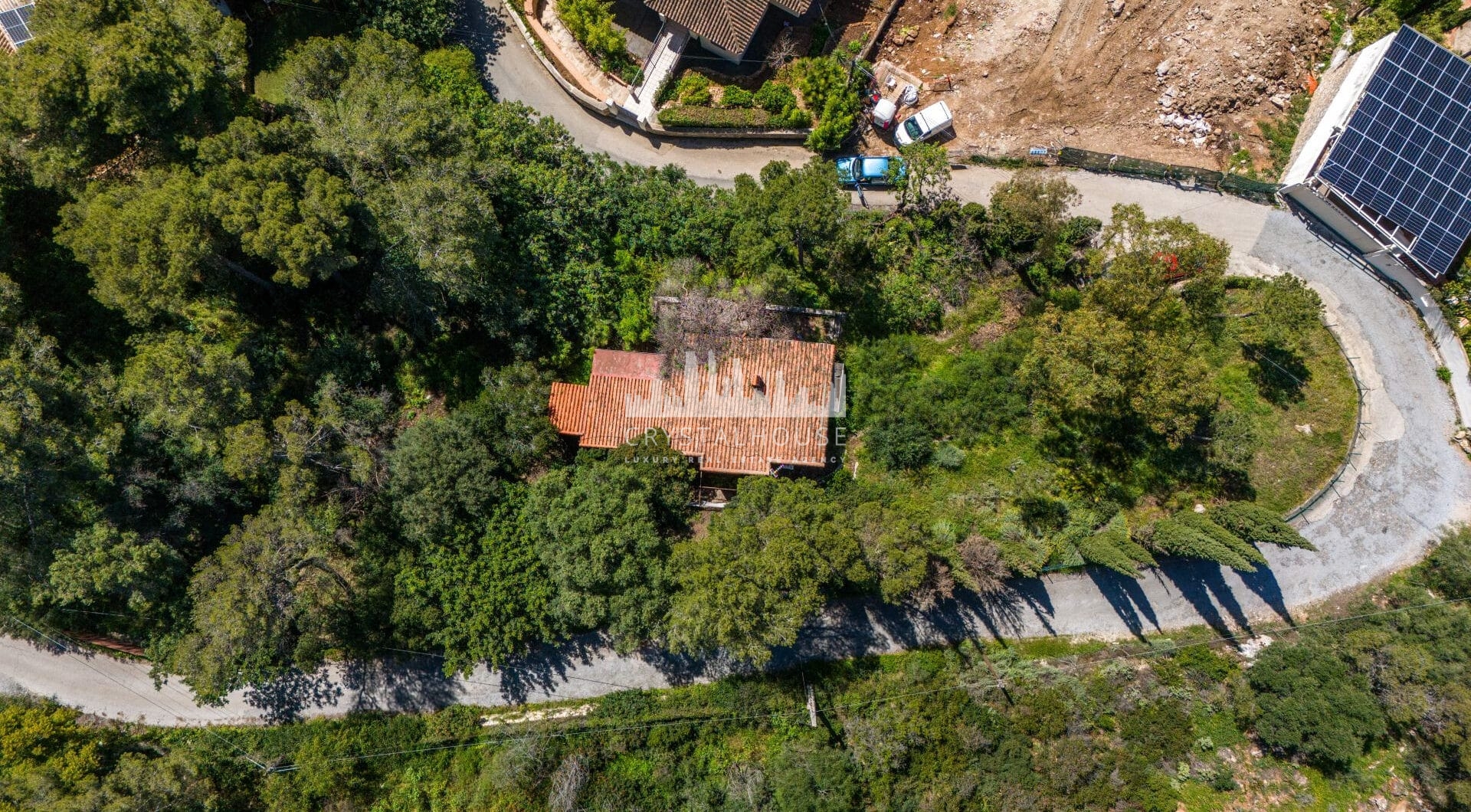 Najważniejsze cechy nieruchomości - Casa Stuart - Renowacja zakończona w 3 kwartale 2025 r. - Dwupoziomowy penthouse z 3 sypialniami i 2,5 łazienkami - Główny poziom na otwartym planie z dostępem do tarasu - Prywatne solarium dostępne z głównego apartamen