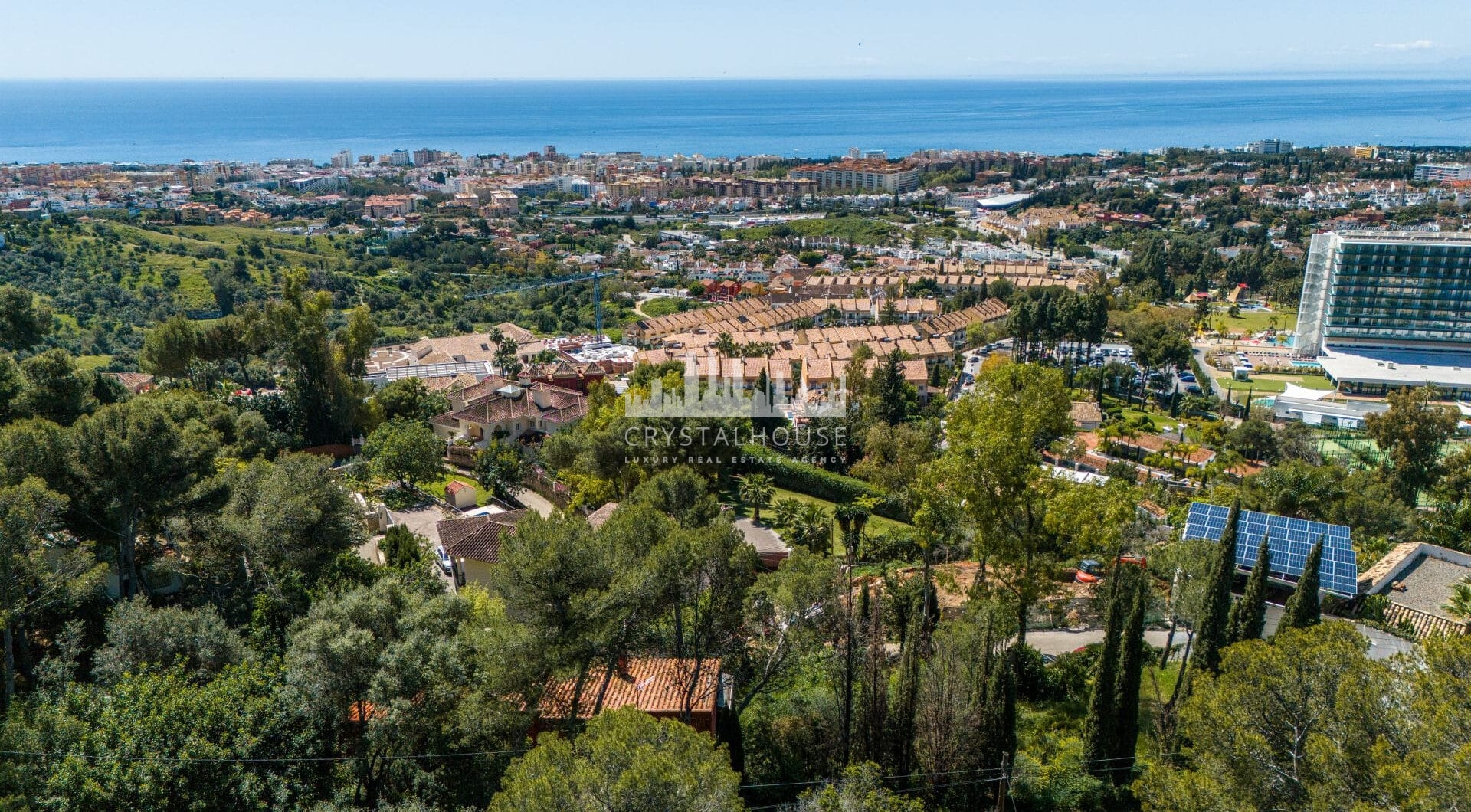 Najważniejsze cechy nieruchomości - Casa Stuart - Renowacja zakończona w 3 kwartale 2025 r. - Dwupoziomowy penthouse z 3 sypialniami i 2,5 łazienkami - Główny poziom na otwartym planie z dostępem do tarasu - Prywatne solarium dostępne z głównego apartamen