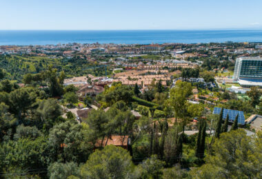 Najważniejsze cechy nieruchomości - Casa Stuart - Renowacja zakończona w 3 kwartale 2025 r. - Dwupoziomowy penthouse z 3 sypialniami i 2,5 łazienkami - Główny poziom na otwartym planie z dostępem do tarasu - Prywatne solarium dostępne z głównego apartamen