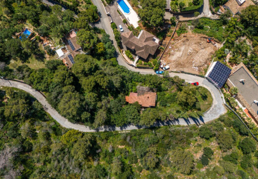 Najważniejsze cechy nieruchomości - Casa Stuart - Renowacja zakończona w 3 kwartale 2025 r. - Dwupoziomowy penthouse z 3 sypialniami i 2,5 łazienkami - Główny poziom na otwartym planie z dostępem do tarasu - Prywatne solarium dostępne z głównego apartamen