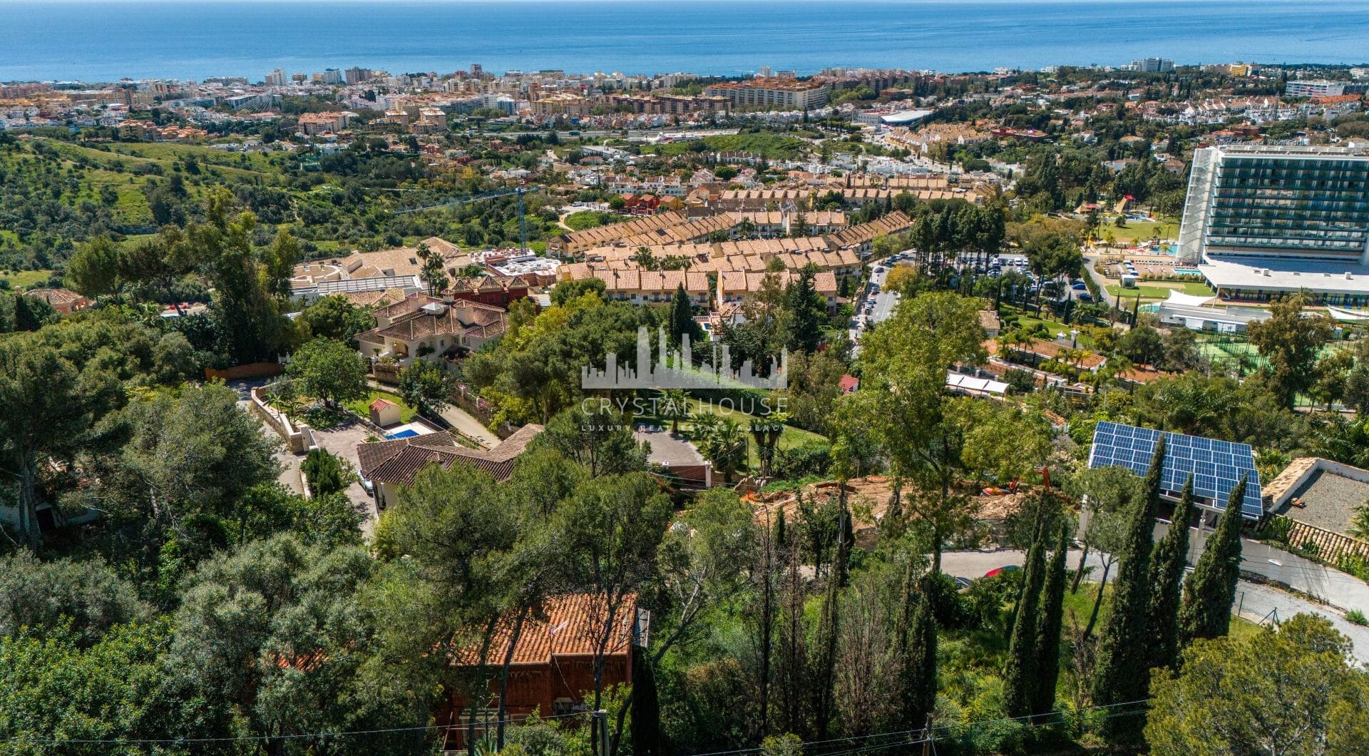 Najważniejsze cechy nieruchomości - Casa Stuart - Renowacja zakończona w 3 kwartale 2025 r. - Dwupoziomowy penthouse z 3 sypialniami i 2,5 łazienkami - Główny poziom na otwartym planie z dostępem do tarasu - Prywatne solarium dostępne z głównego apartamen