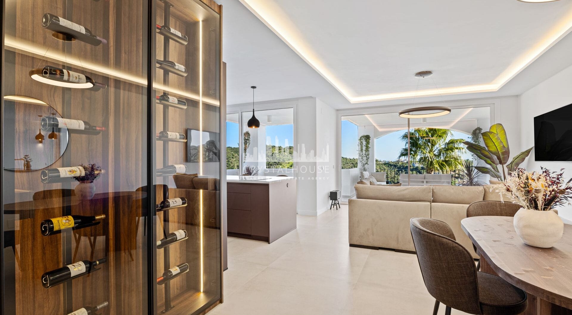 Położony wśród spokojnych wzgórz Benahavís, ten trzypokojowy apartament oferuje ekskluzywne warunki mieszkaniowe w bezpiecznej enklawie Altos de la Quinta.