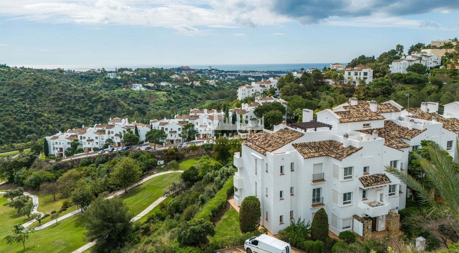 Położony wśród spokojnych wzgórz Benahavís, ten trzypokojowy apartament oferuje ekskluzywne warunki mieszkaniowe w bezpiecznej enklawie Altos de la Quinta.