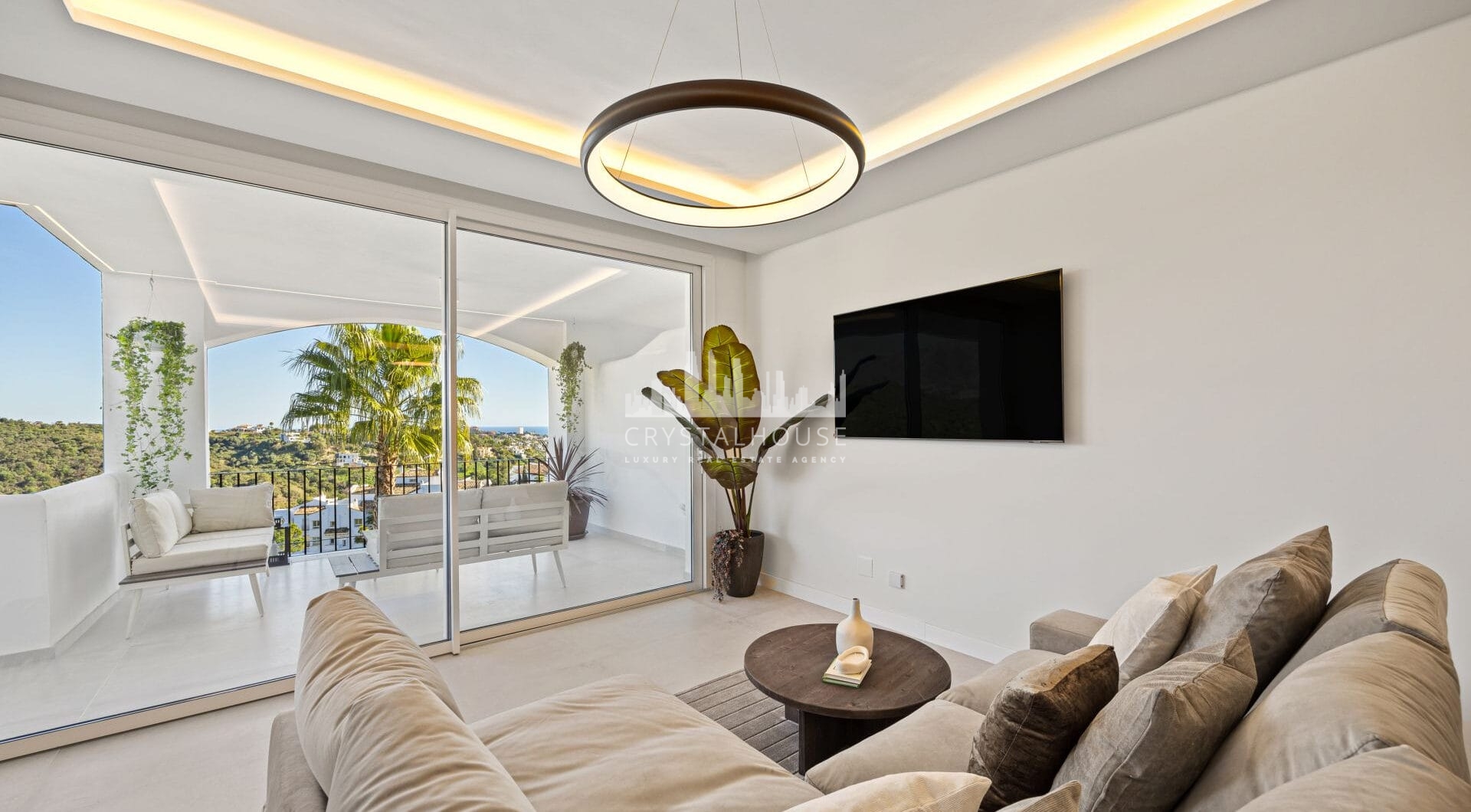 Położony wśród spokojnych wzgórz Benahavís, ten trzypokojowy apartament oferuje ekskluzywne warunki mieszkaniowe w bezpiecznej enklawie Altos de la Quinta.