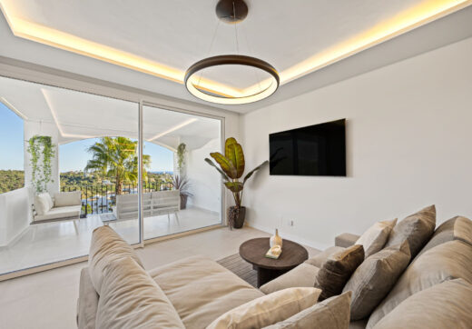 Położony wśród spokojnych wzgórz Benahavís, ten trzypokojowy apartament oferuje ekskluzywne warunki mieszkaniowe w bezpiecznej enklawie Altos de la Quinta.