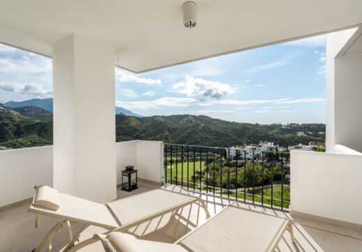 Położony wśród spokojnych wzgórz Benahavís, ten trzypokojowy apartament oferuje ekskluzywne warunki mieszkaniowe w bezpiecznej enklawie Altos de la Quinta.