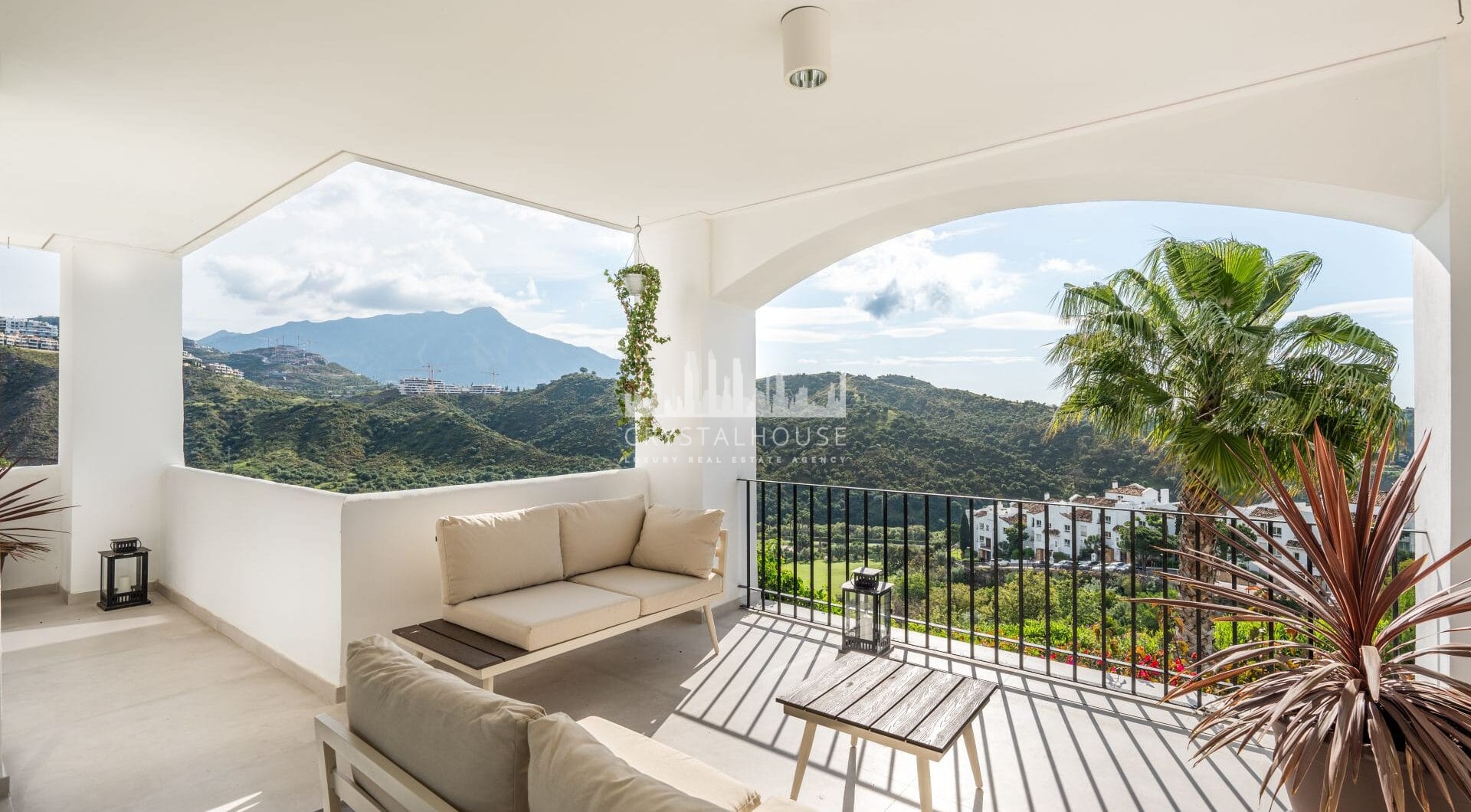 Położony wśród spokojnych wzgórz Benahavís, ten trzypokojowy apartament oferuje ekskluzywne warunki mieszkaniowe w bezpiecznej enklawie Altos de la Quinta.