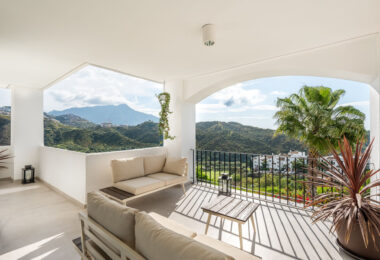 Położony wśród spokojnych wzgórz Benahavís, ten trzypokojowy apartament oferuje ekskluzywne warunki mieszkaniowe w bezpiecznej enklawie Altos de la Quinta.