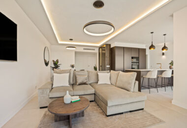 Położony wśród spokojnych wzgórz Benahavís, ten trzypokojowy apartament oferuje ekskluzywne warunki mieszkaniowe w bezpiecznej enklawie Altos de la Quinta.