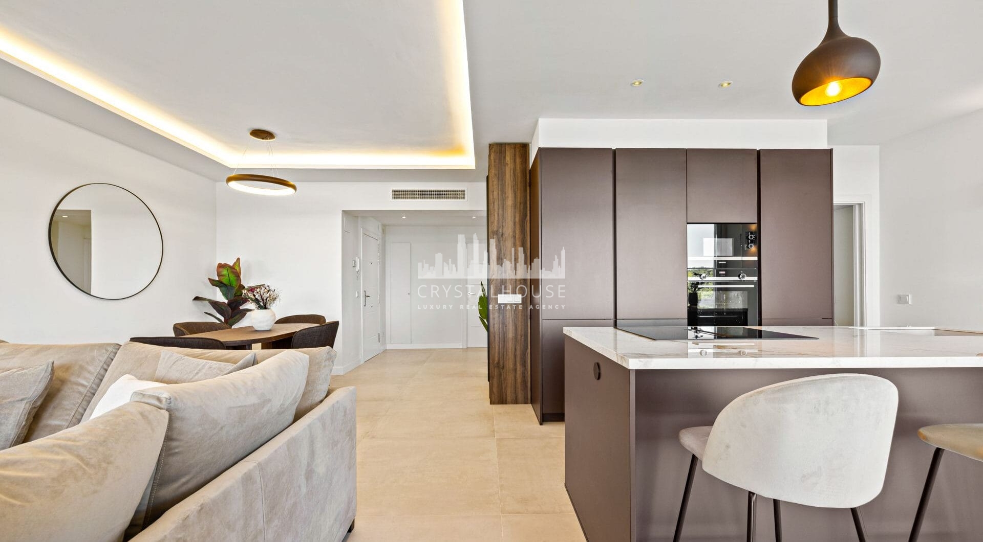 Położony wśród spokojnych wzgórz Benahavís, ten trzypokojowy apartament oferuje ekskluzywne warunki mieszkaniowe w bezpiecznej enklawie Altos de la Quinta.