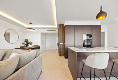 Położony wśród spokojnych wzgórz Benahavís, ten trzypokojowy apartament oferuje ekskluzywne warunki mieszkaniowe w bezpiecznej enklawie Altos de la Quinta.