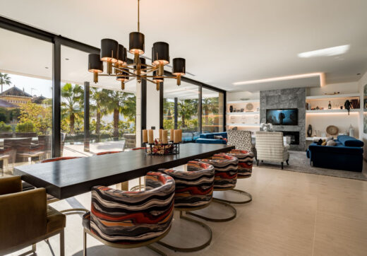 Ta willa znajduje się w Parcelas del Golf, prywatnym i bezpiecznym obszarze w dolinie golfowej Nueva Andalucía.