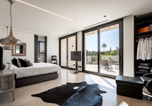 Ta willa znajduje się w Parcelas del Golf, prywatnym i bezpiecznym obszarze w dolinie golfowej Nueva Andalucía.