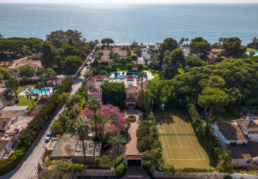 Ta wyjątkowa nieruchomość w Paraiso Barronal w Esteponie oferuje niezrównane wrażenia z życia.