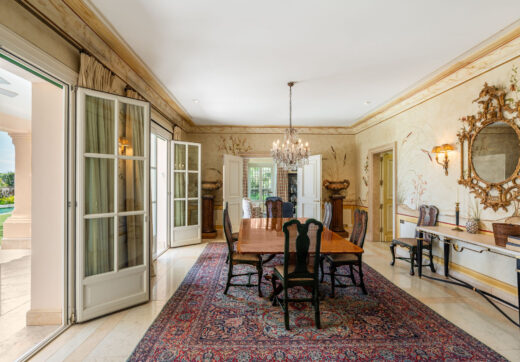 Ta willa z 7 sypialniami znajduje się w Los Monteros, jednej z najbardziej prestiżowych i poszukiwanych urbanizacji w Marbella East.