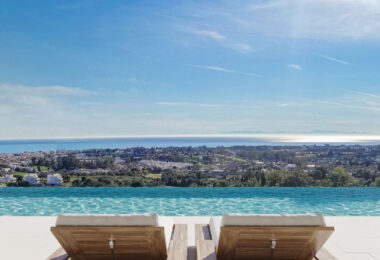 Położona w bezpiecznej bramie El Herrojo Alto w Benahavís, Villa Bond oferuje współczesną rezydencję zaprojektowaną z myślą zarówno o elegancji, jak i funkcjonalności.