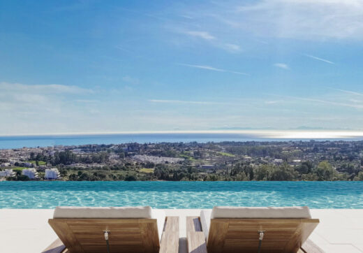 Położona w bezpiecznej bramie El Herrojo Alto w Benahavís, Villa Bond oferuje współczesną rezydencję zaprojektowaną z myślą zarówno o elegancji, jak i funkcjonalności.