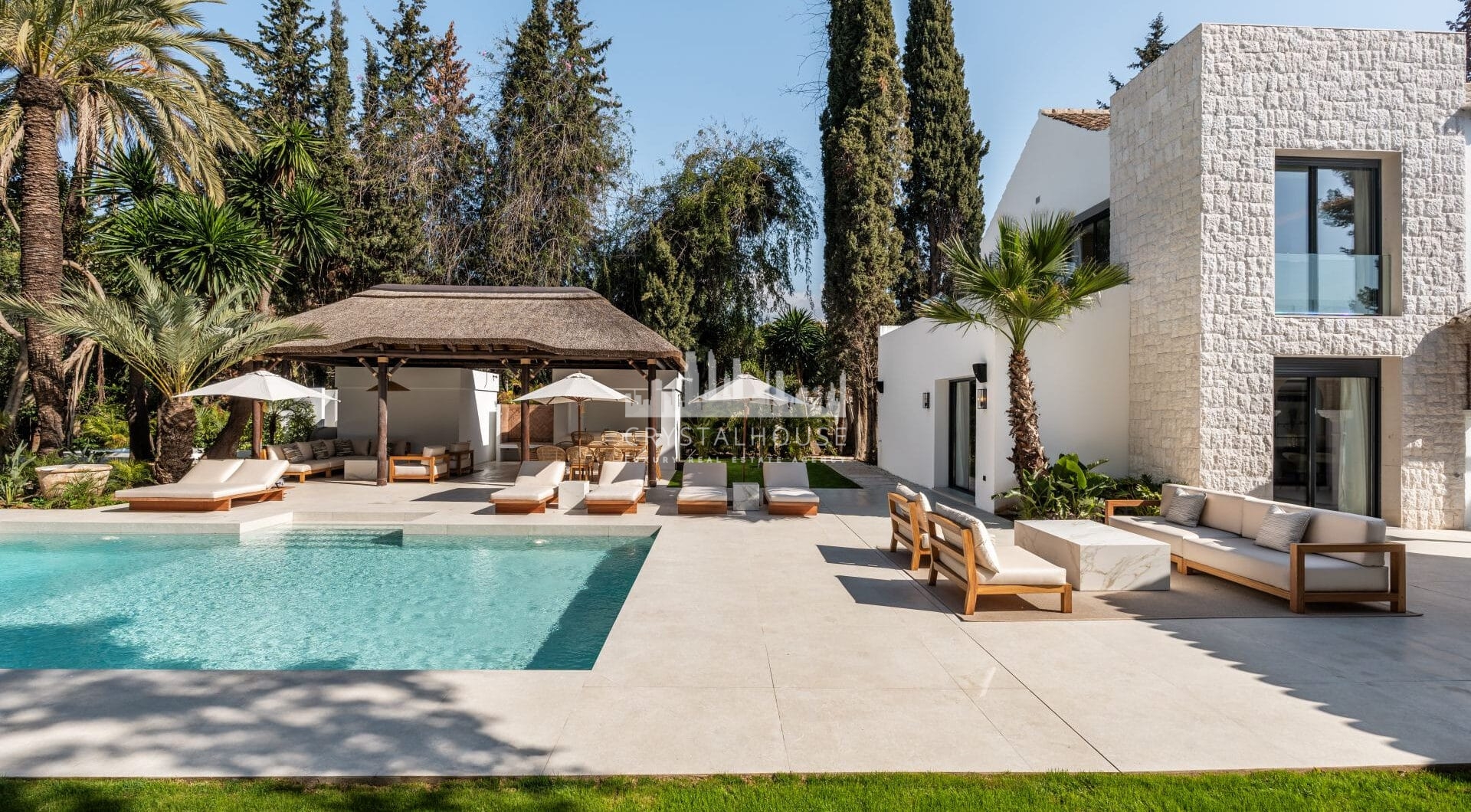 Villa Las Palmeras to dom, który łączy nowoczesne funkcje z tradycyjnymi detalami, tworząc ciepłą i zachęcającą atmosferę.