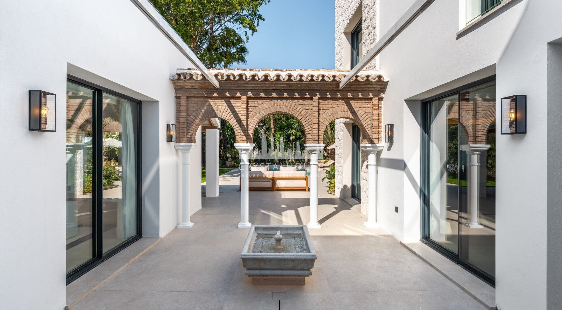 Villa Las Palmeras to dom, który łączy nowoczesne funkcje z tradycyjnymi detalami, tworząc ciepłą i zachęcającą atmosferę.