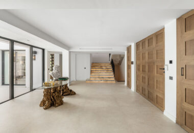 Villa Las Palmeras to dom, który łączy nowoczesne funkcje z tradycyjnymi detalami, tworząc ciepłą i zachęcającą atmosferę.