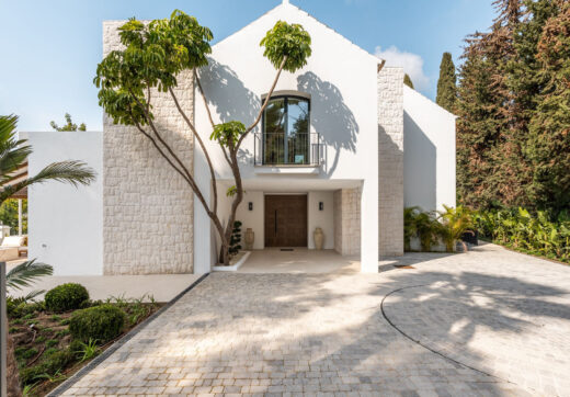 Villa Las Palmeras to dom, który łączy nowoczesne funkcje z tradycyjnymi detalami, tworząc ciepłą i zachęcającą atmosferę.