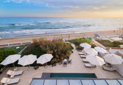 Ta willa przy plaży w Costabella to przede wszystkim lokalizacja. Położona tuż przy złocistych piaskach, oferuje bezpośredni dostęp do plaży przez prywatną ścieżkę.