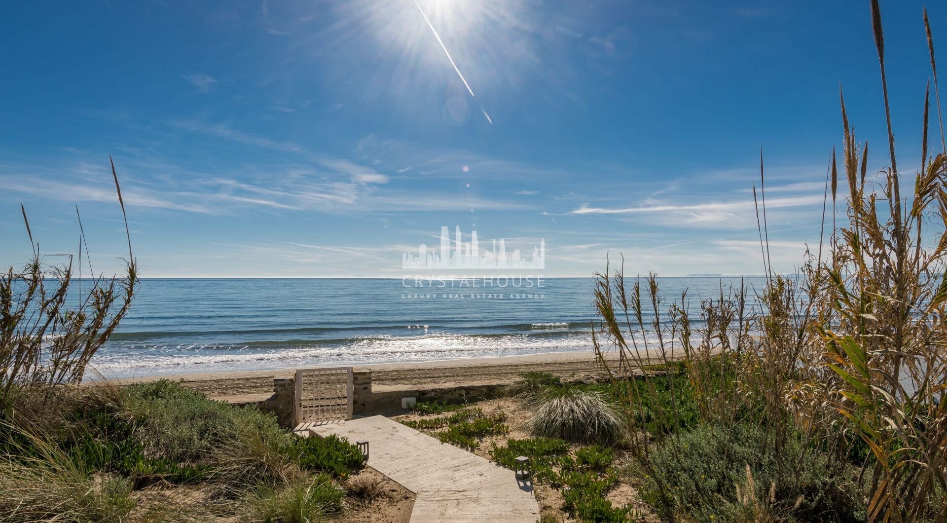 Ta willa przy plaży w Costabella to przede wszystkim lokalizacja. Położona tuż przy złocistych piaskach, oferuje bezpośredni dostęp do plaży przez prywatną ścieżkę.