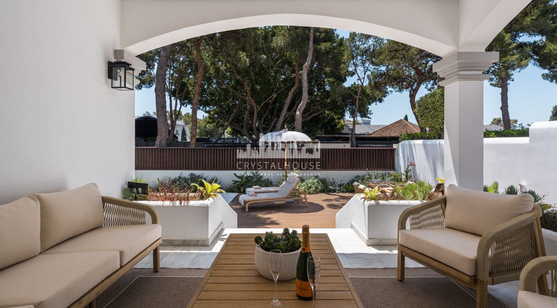 Casa Los Momentos to elegancka i przestronna willa z 6 sypialniami na sprzedaż, położona w bardzo atrakcyjnej enklawie mieszkalnej Altos del Rodeo w Nueva Andalucia, zaledwie kilka minut od Puerto Banús i najlepszych udogodnień Marbelli.
