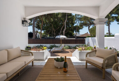 Casa Los Momentos to elegancka i przestronna willa z 6 sypialniami na sprzedaż, położona w bardzo atrakcyjnej enklawie mieszkalnej Altos del Rodeo w Nueva Andalucia, zaledwie kilka minut od Puerto Banús i najlepszych udogodnień Marbelli.