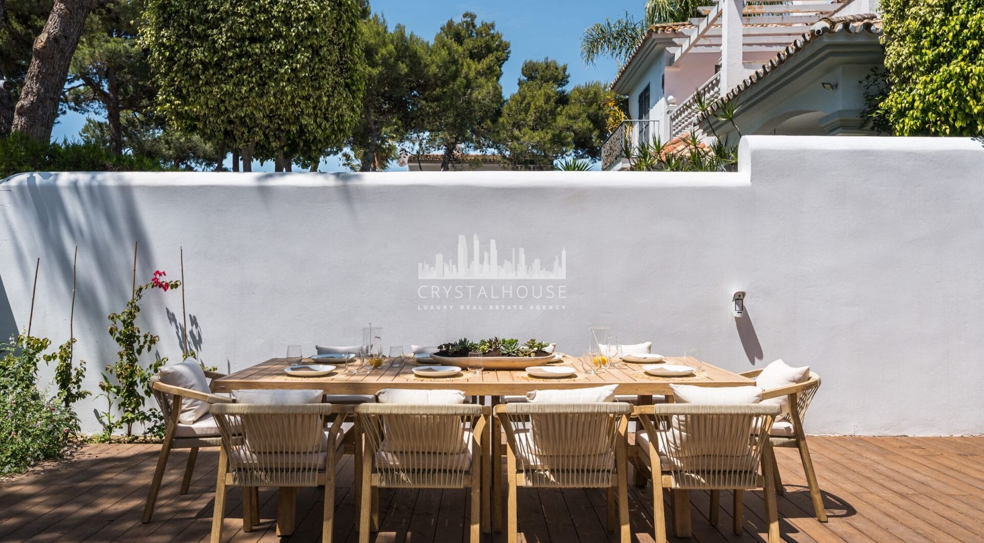 Casa Los Momentos to elegancka i przestronna willa z 6 sypialniami na sprzedaż, położona w bardzo atrakcyjnej enklawie mieszkalnej Altos del Rodeo w Nueva Andalucia, zaledwie kilka minut od Puerto Banús i najlepszych udogodnień Marbelli.