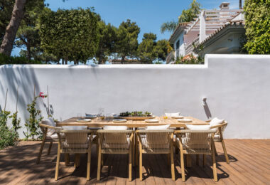 Casa Los Momentos to elegancka i przestronna willa z 6 sypialniami na sprzedaż, położona w bardzo atrakcyjnej enklawie mieszkalnej Altos del Rodeo w Nueva Andalucia, zaledwie kilka minut od Puerto Banús i najlepszych udogodnień Marbelli.