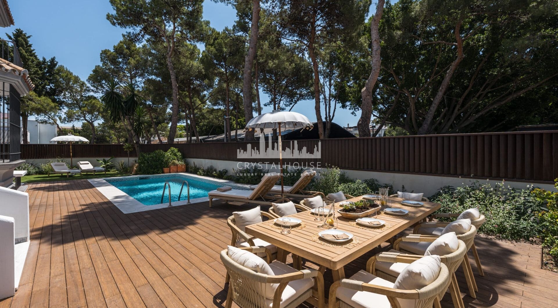 Casa Los Momentos to elegancka i przestronna willa z 6 sypialniami na sprzedaż, położona w bardzo atrakcyjnej enklawie mieszkalnej Altos del Rodeo w Nueva Andalucia, zaledwie kilka minut od Puerto Banús i najlepszych udogodnień Marbelli.