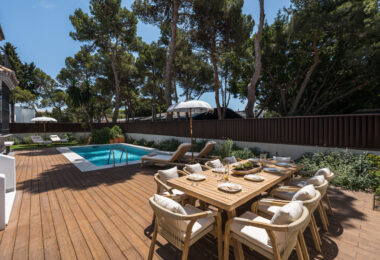 Casa Los Momentos to elegancka i przestronna willa z 6 sypialniami na sprzedaż, położona w bardzo atrakcyjnej enklawie mieszkalnej Altos del Rodeo w Nueva Andalucia, zaledwie kilka minut od Puerto Banús i najlepszych udogodnień Marbelli.