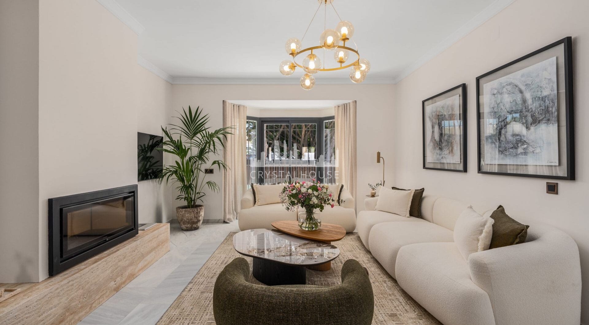 Casa Los Momentos to elegancka i przestronna willa z 6 sypialniami na sprzedaż, położona w bardzo atrakcyjnej enklawie mieszkalnej Altos del Rodeo w Nueva Andalucia, zaledwie kilka minut od Puerto Banús i najlepszych udogodnień Marbelli.