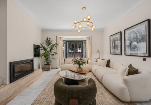 Casa Los Momentos to elegancka i przestronna willa z 6 sypialniami na sprzedaż, położona w bardzo atrakcyjnej enklawie mieszkalnej Altos del Rodeo w Nueva Andalucia, zaledwie kilka minut od Puerto Banús i najlepszych udogodnień Marbelli.