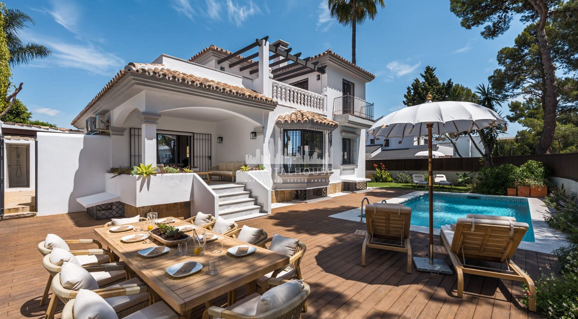 Casa Los Momentos to elegancka i przestronna willa z 6 sypialniami na sprzedaż, położona w bardzo atrakcyjnej enklawie mieszkalnej Altos del Rodeo w Nueva Andalucia, zaledwie kilka minut od Puerto Banús i najlepszych udogodnień Marbelli.