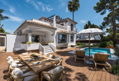 Casa Los Momentos to elegancka i przestronna willa z 6 sypialniami na sprzedaż, położona w bardzo atrakcyjnej enklawie mieszkalnej Altos del Rodeo w Nueva Andalucia, zaledwie kilka minut od Puerto Banús i najlepszych udogodnień Marbelli.