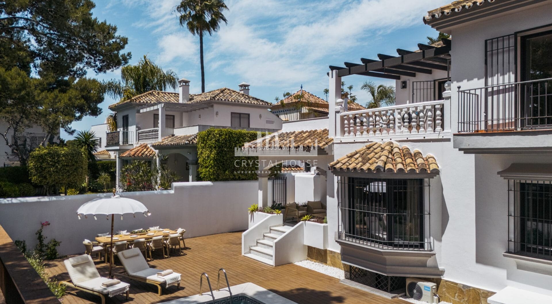 Casa Los Momentos to elegancka i przestronna willa z 6 sypialniami na sprzedaż, położona w bardzo atrakcyjnej enklawie mieszkalnej Altos del Rodeo w Nueva Andalucia, zaledwie kilka minut od Puerto Banús i najlepszych udogodnień Marbelli.