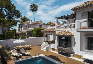 Casa Los Momentos to elegancka i przestronna willa z 6 sypialniami na sprzedaż, położona w bardzo atrakcyjnej enklawie mieszkalnej Altos del Rodeo w Nueva Andalucia, zaledwie kilka minut od Puerto Banús i najlepszych udogodnień Marbelli.