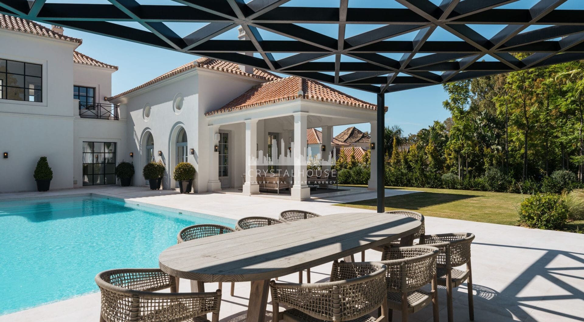 Villa Valora to wyjątkowa willa na sprzedaż w La Cerquilla, prestiżowej dzielnicy w słynnej Dolinie Golfa w Nueva Andalucía.