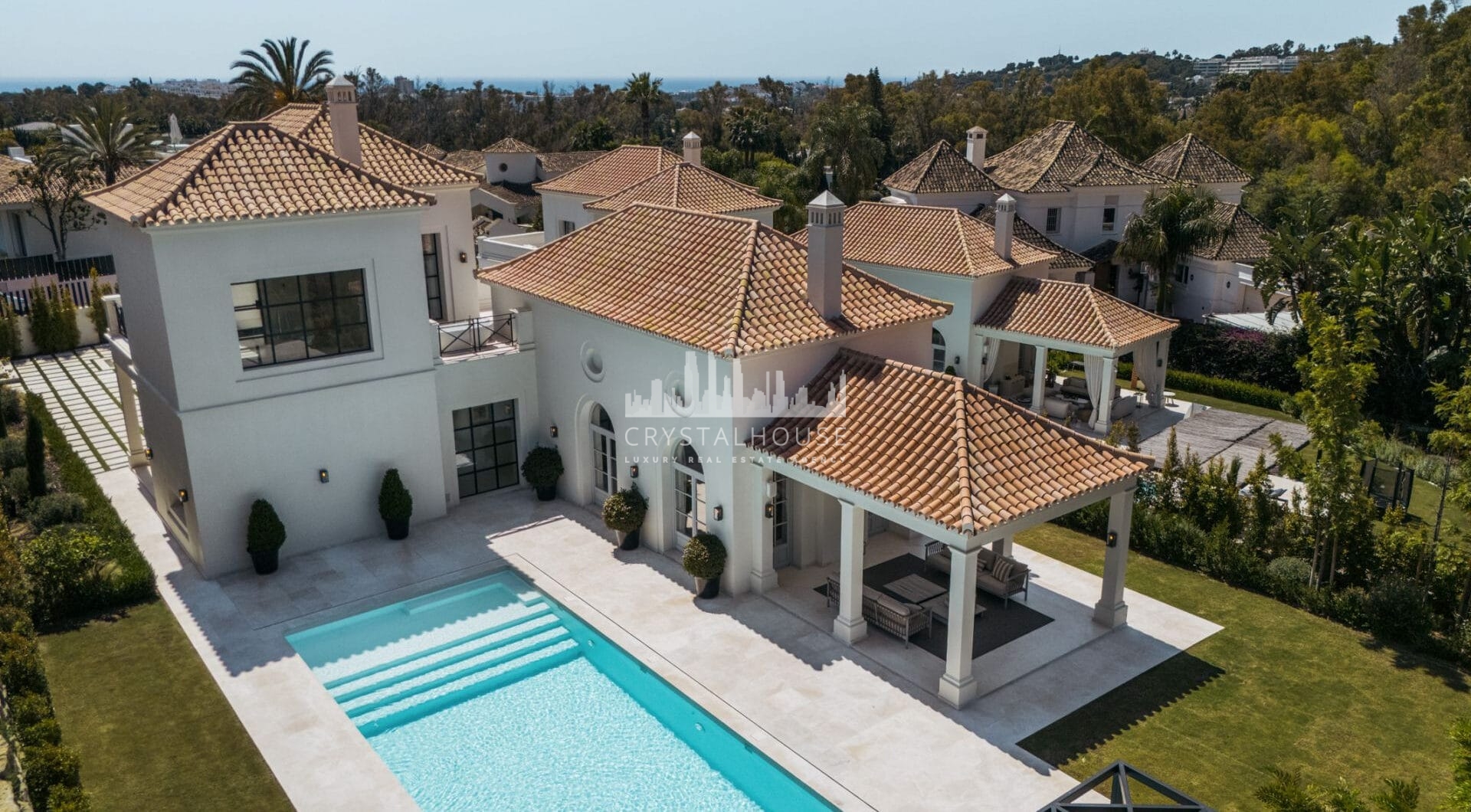 Villa Valora to wyjątkowa willa na sprzedaż w La Cerquilla, prestiżowej dzielnicy w słynnej Dolinie Golfa w Nueva Andalucía.