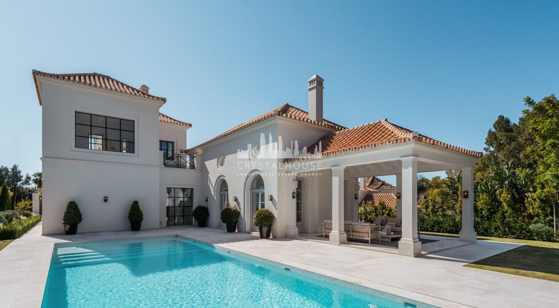 Villa Valora to wyjątkowa willa na sprzedaż w La Cerquilla, prestiżowej dzielnicy w słynnej Dolinie Golfa w Nueva Andalucía.