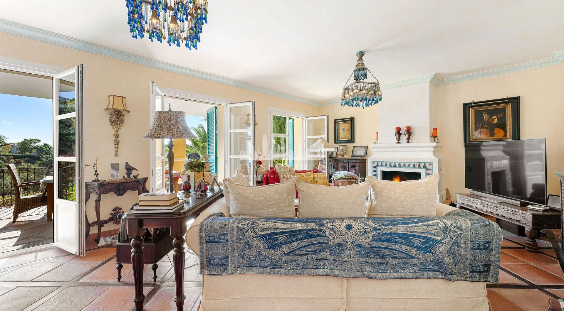 Doświadcz wyjątkowego połączenia tradycyjnego andaluzyjskiego uroku i luksusu w La Solea, przepięknie zaprojektowanej willi położonej w prestiżowej, ogrodzonej społeczności El Madroñal w Benahavís.