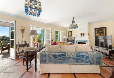 Doświadcz wyjątkowego połączenia tradycyjnego andaluzyjskiego uroku i luksusu w La Solea, przepięknie zaprojektowanej willi położonej w prestiżowej, ogrodzonej społeczności El Madroñal w Benahavís.