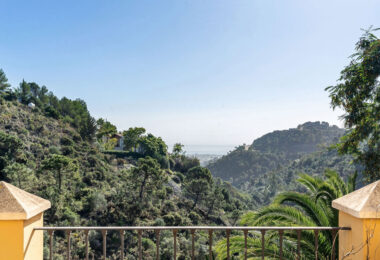 Doświadcz wyjątkowego połączenia tradycyjnego andaluzyjskiego uroku i luksusu w La Solea, przepięknie zaprojektowanej willi położonej w prestiżowej, ogrodzonej społeczności El Madroñal w Benahavís.